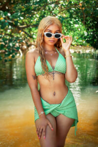 ensemble trois pieces de plage vert lunette de soleil blanche sunday mayotte POLARIS