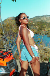 short en jean mayotte sunday et lunette de soleil sunday ALPHA